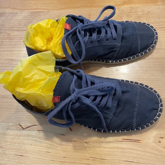 Havaianas lace up espadrilles women’s size 9, these are in very good condition. - Picture 3 of 4